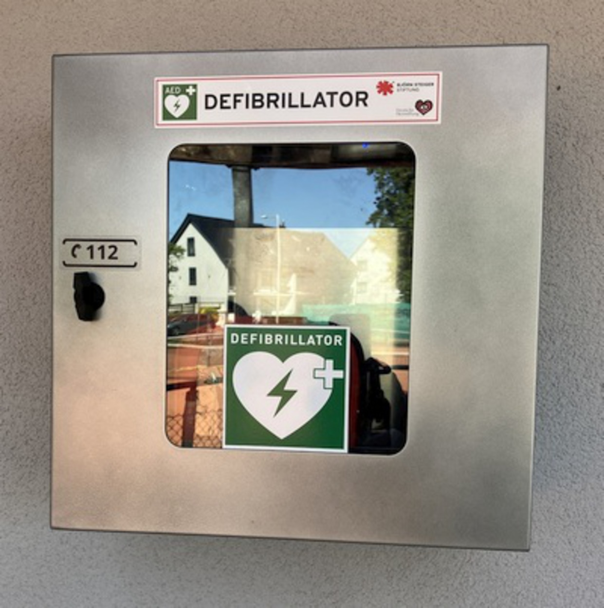 Defibrillator installiert